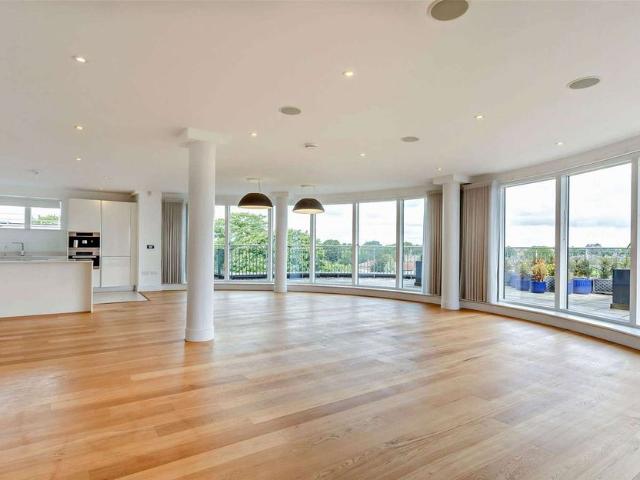 Stunning three bedroom penthouse apartment with large terrace and river views