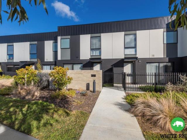 Stunning Three Bedroom, Three Bathroom Townhouse!