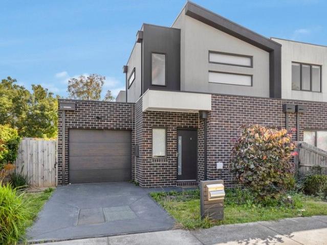 Stunning three bedroom townhouse with private driveway on 186m2 of land