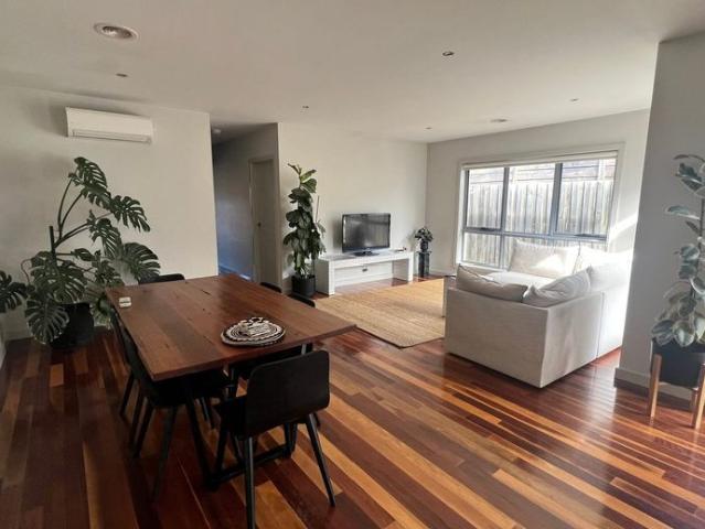 Stunning Three Bedroom Unit In Bell Park!