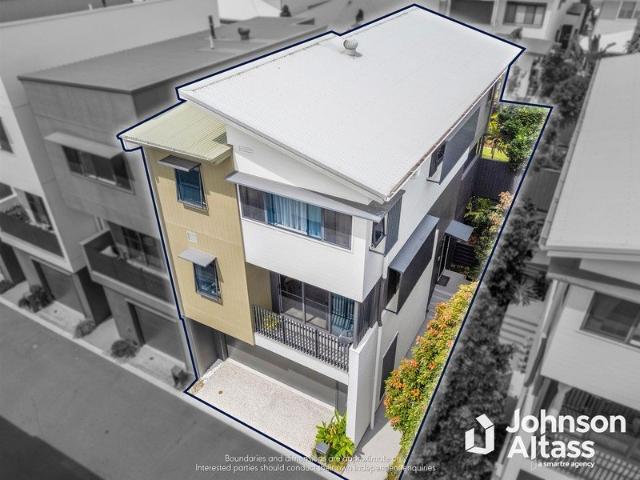Stunning Three Level Townhouse in Tightly Held Minnippi Quarter