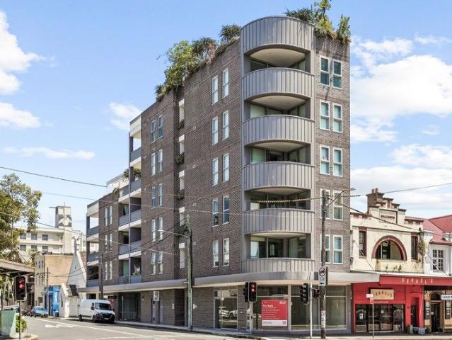 Stunning Top Floor 1 Bedroom Apartment