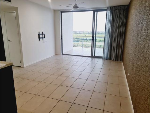 Stunning Top Floor 2 bedroom apartment with lake views