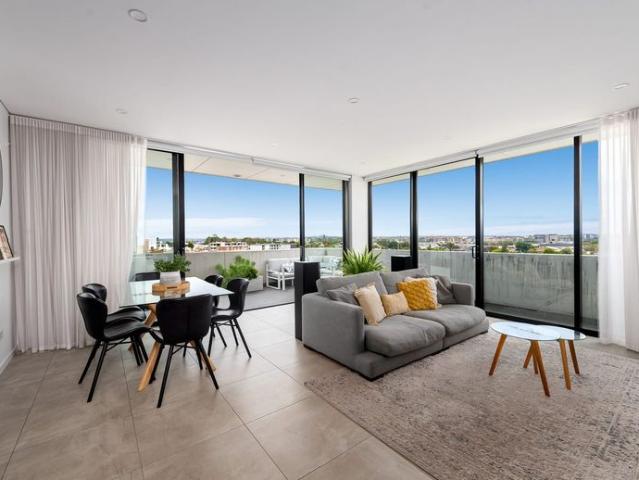 Stunning top floor corner apartment with uninterrupted views