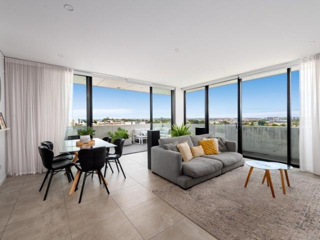Stunning top floor corner apartment with uninterrupted views