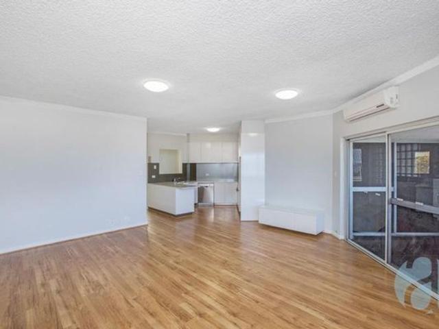 Stunning Top Floor apartment with Swan River Views & Double Garage