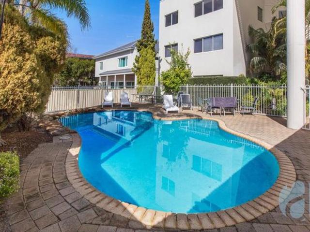 Stunning Top Floor apartment with Swan River Views & Double Garage