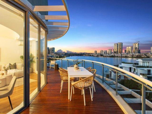 Stunning Top Floor Oasis
