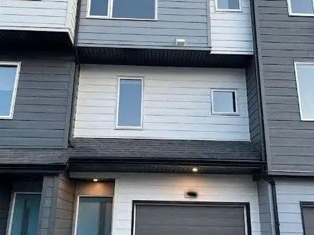 Stunning town home 2BR |2.5 W/R| in SKYVIEW RANCH NE