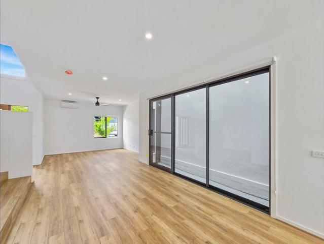 Stunning Townhouse Club Armstrong Included