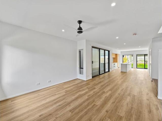 Stunning Townhouse Club Armstrong Included