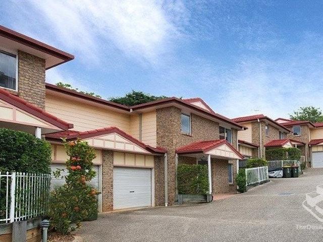 STUNNING TOWNHOUSE CLOSED TO ALL AMENITIES