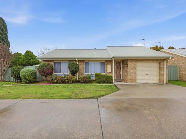 STUNNING TOWNHOUSE AT 1/5 GOODENIA DRIVE, BENALLA