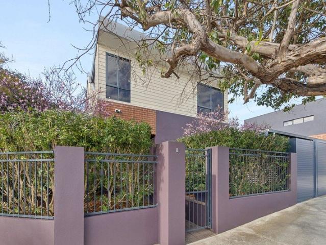 STUNNING TOWNHOUSE IN A BOUTIQUE SETTING!