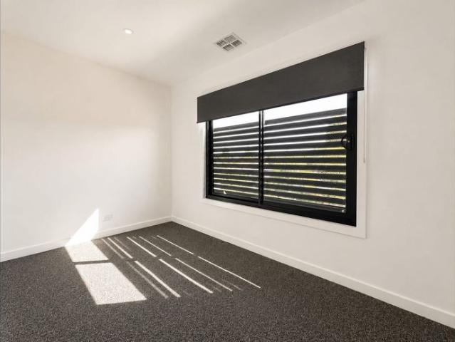 Stunning Townhouse in Reservoir!