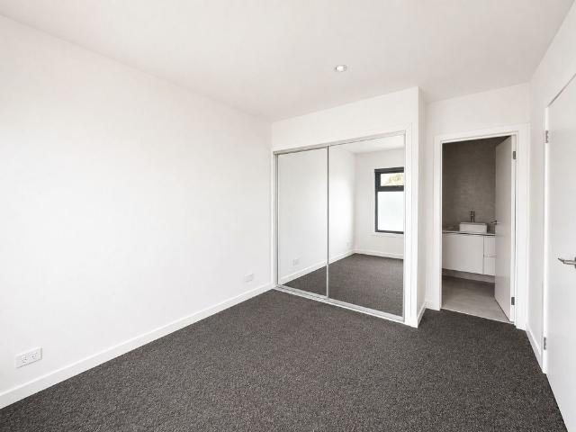 Stunning Townhouse in Reservoir!