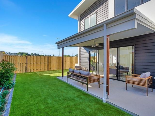 STUNNING TOWNHOUSE in Waterfront Complex