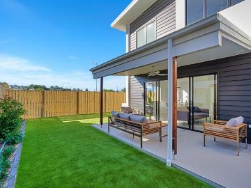 STUNNING TOWNHOUSE in Waterfront Complex