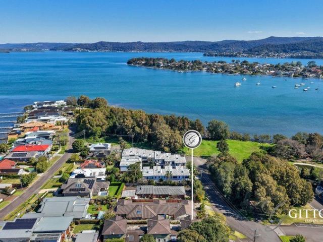 Stunning Townhouse & Located in Desirable Caroline Bay