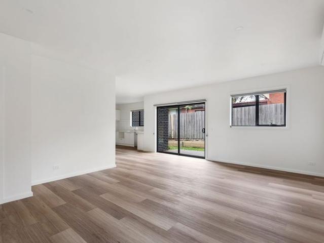 STUNNING TOWNHOUSE NEAR NEW