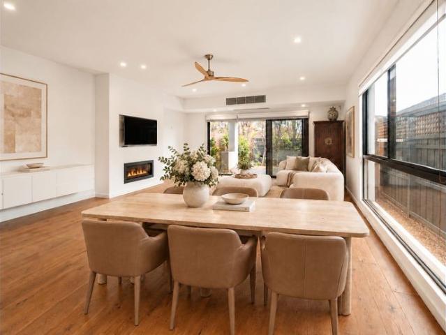 STUNNING TOWNHOUSE SENSATIONALLY LOCATED