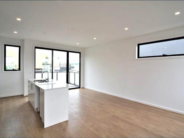 Stunning townhouse perfectly positioned in a highly sought after location!