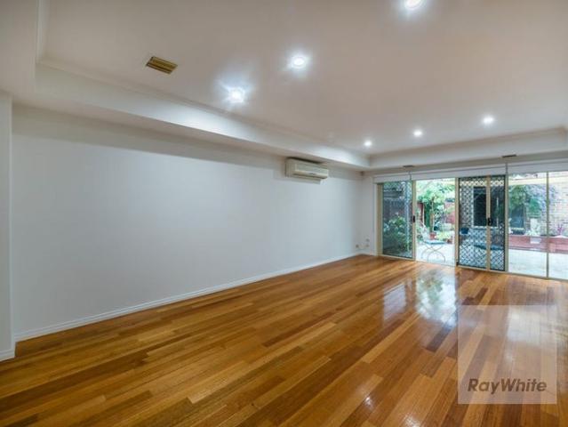 STUNNING TOWNHOUSE, QUALITY LIVING!