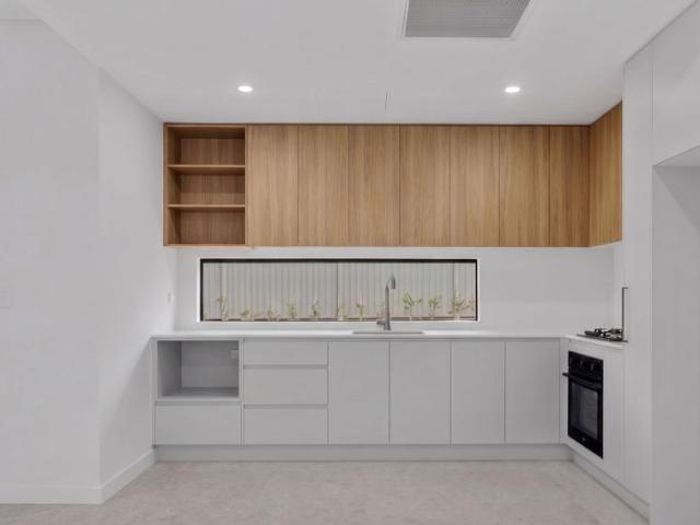 STUNNING TOWNHOUSE WITH DOUBLE PARKING