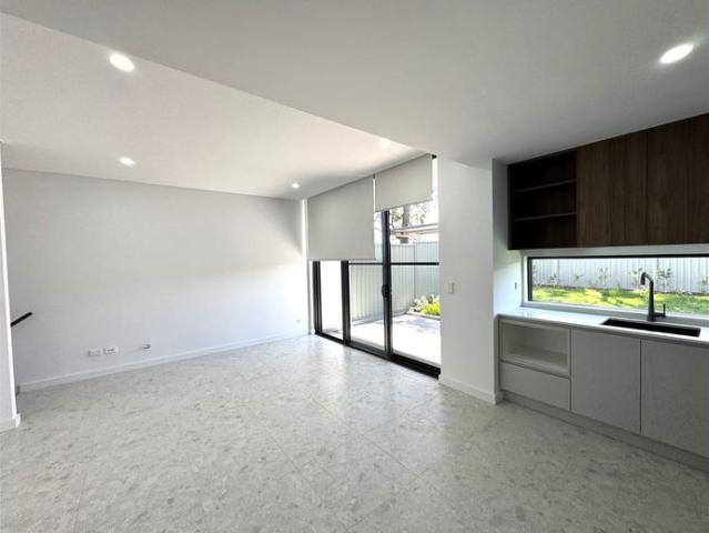 STUNNING TOWNHOUSE WITH DOUBLE PARKING