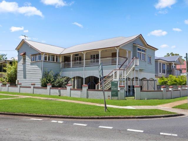 Stunning traditional Queenslander, walking distance to the beach