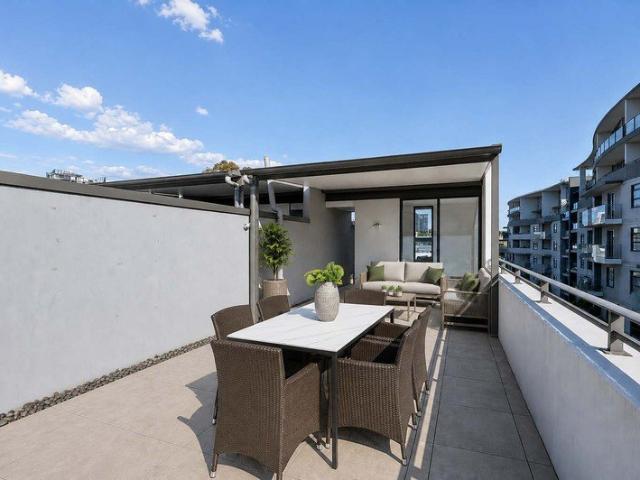 STUNNING TRI LEVEL 165M2 PENTHOUSE APARTMENT WITH PRIVATE ROOFTOP TERRACE PERFECT FOR ENTERTAINING