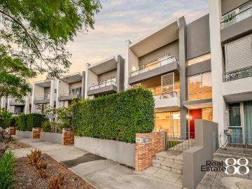 STUNNING TRI LEVEL HOME!
