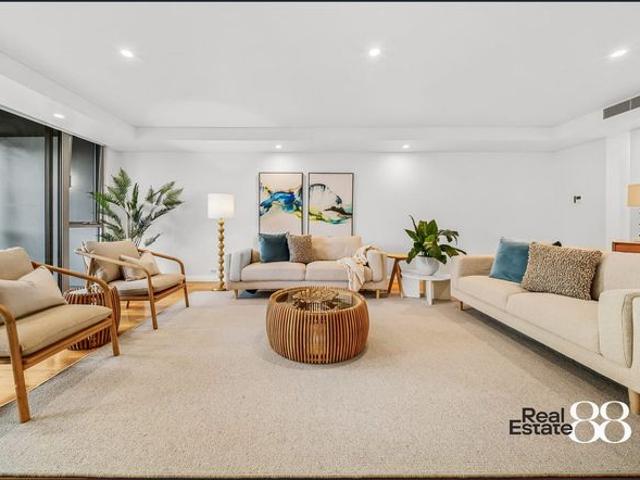 STUNNING TRI LEVEL HOME!