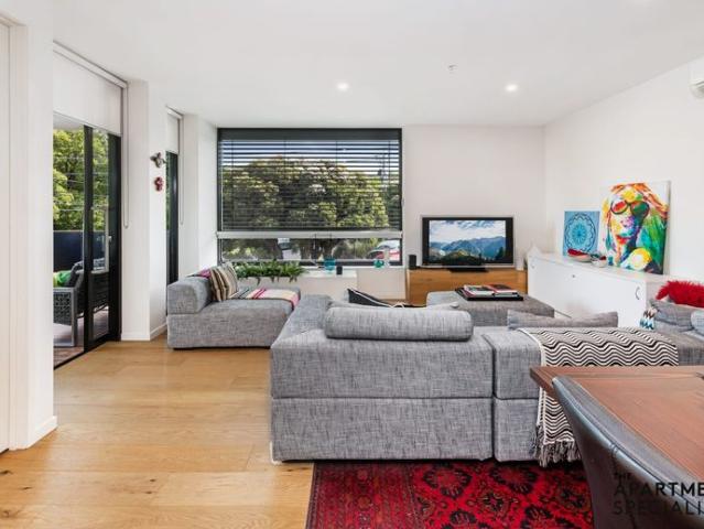 STUNNING TWO BEDROOM TWO BATHROOM APARTMENT IN PRIME LOCATION OF IVANHOE EAST!