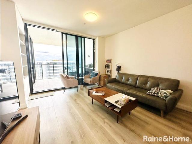 Stunning Two Bedroom Apartment with 19th Floor 180° Panoramic Waterviews