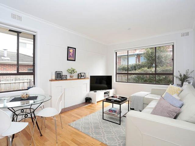 STUNNING TWO BEDROOM HOME IN GREAT LOCATION