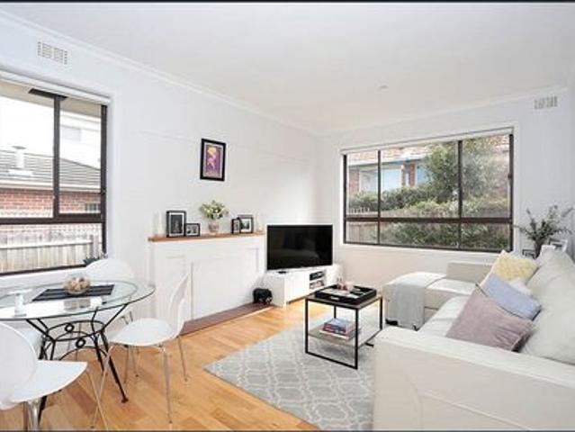 STUNNING TWO BEDROOM HOME IN GREAT LOCATION