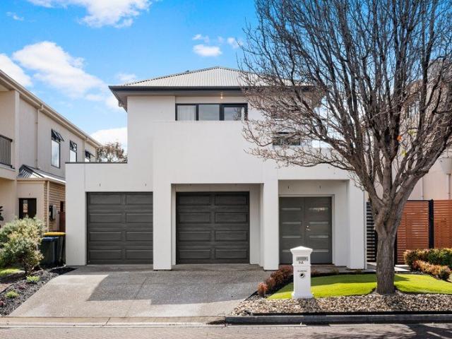 Stunning Two Level Living In Prized Grange Pocket