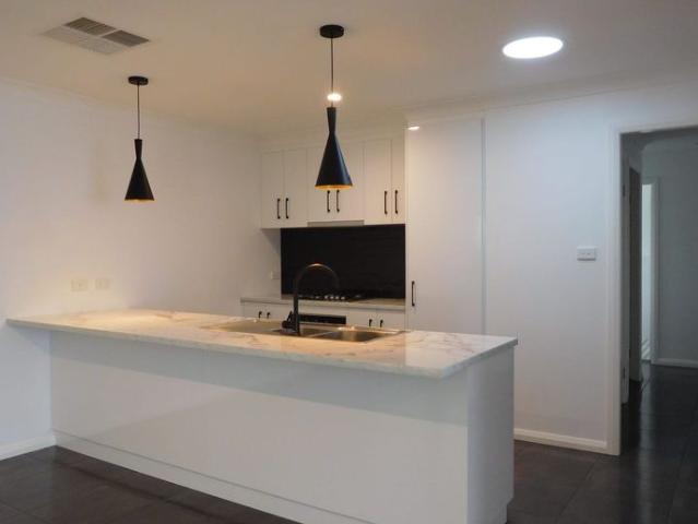 STUNNING ULTRA MODERN TURVEY PARK LIVING