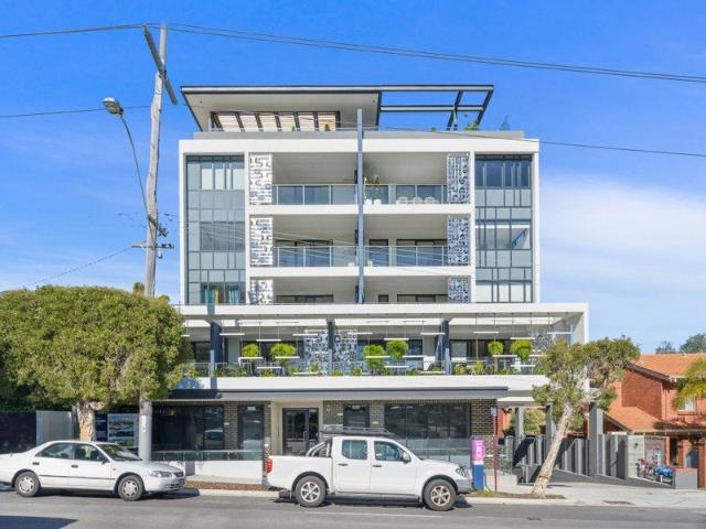STUNNING UNFURNISHED, PENTHOUSE APARTMENT WITH CITY VIEWS