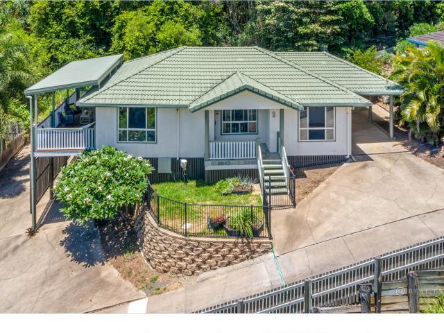 Stunning unit opposite beautiful Farnborough Beach
