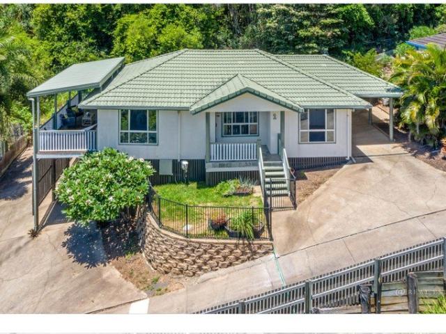 Stunning unit opposite beautiful Farnborough Beach