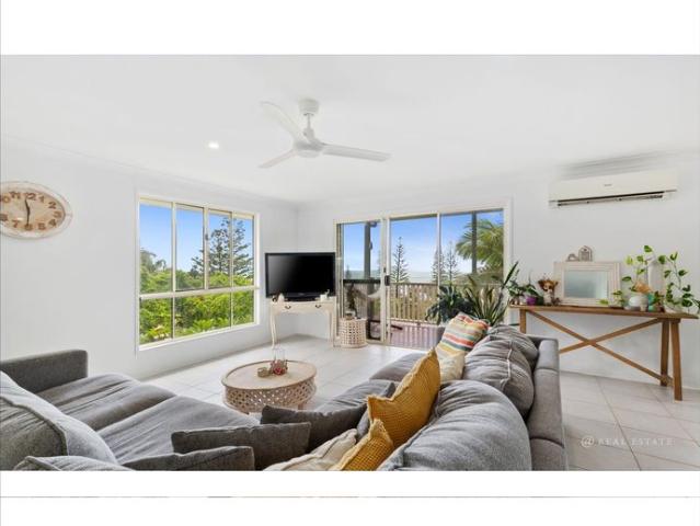 Stunning unit opposite beautiful Farnborough Beach