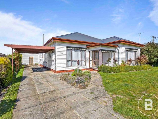 STUNNING UPDATED THREE BEDROOM HOME CLOSE TO STOCKLAND