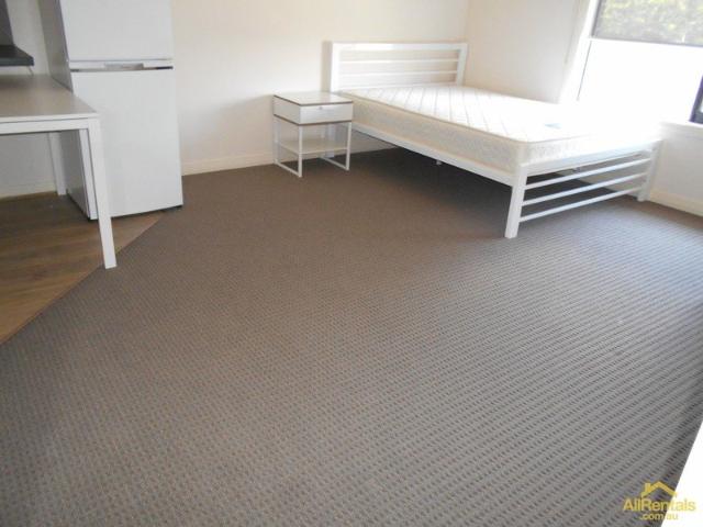 Stunning Upstairs Studio Style Room at 65 Moriah Street, Clayton