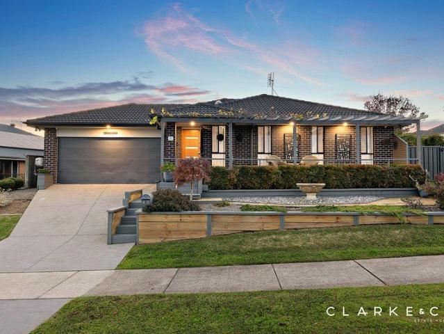 STUNNING VALLEY VIEWS, SPACIOUS FAMILY LIVING!