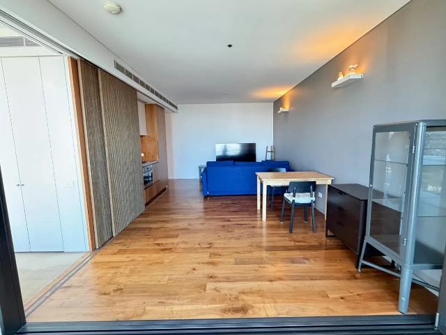 Stunning View and fully furnished one bed plus extra Study Room in Central Park!