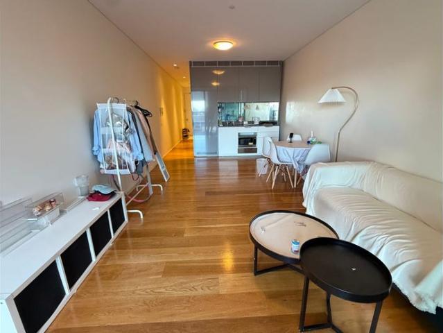 Stunning View and fully furnished one bedroom suite with parking space in Central Park
