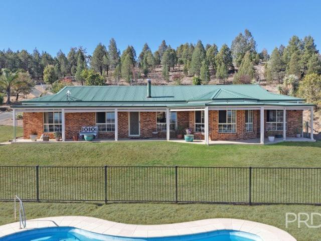 Stunning views, 4 Bedrooms and a pool