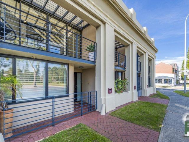 STUNNING WAREHOUSE CONVERSION, RIGHT ON THE MARINA
